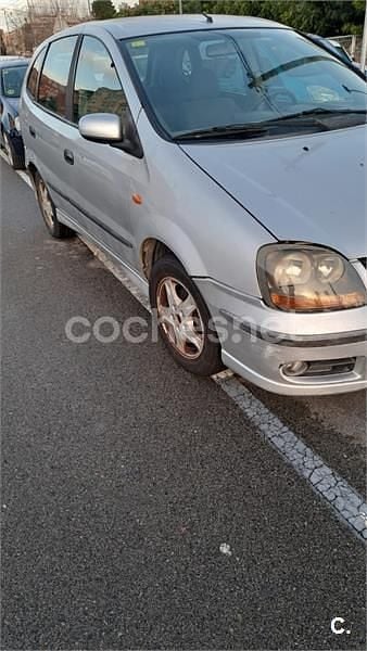 Usado Nissan Almera Tino Acenta 136 CV (100 kW) 2003 Gris / plata Monovolumen