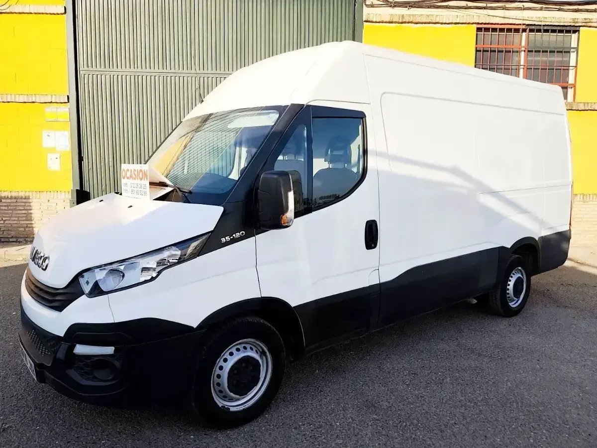 Usado Iveco Daily 126 CV (92 kW) 2017 Blanco Berlina