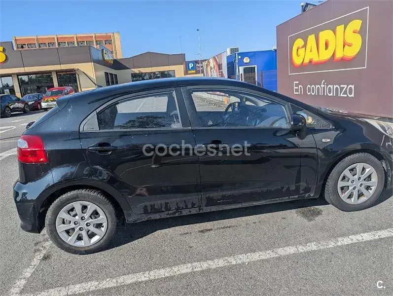 Usado Kia Rio 84 CV (61 kW) 2016 Negro Utilitario