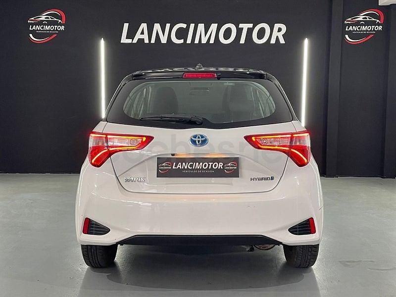 Usado Toyota Yaris Hybrid 100 CV (73 kW) 2020 Blanco Berlina