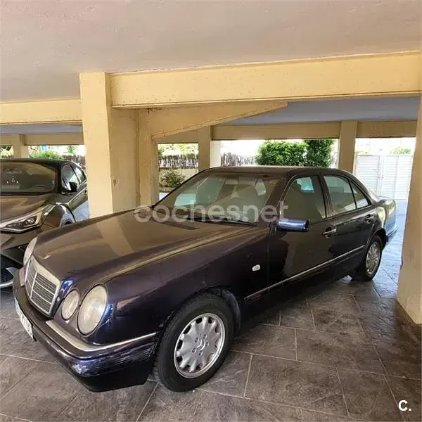 Usado Mercedes E200 Elegance 136 CV (100 kW) 1998 Azul Berlina