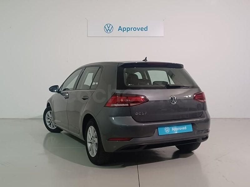 Usado VW Golf VII Business 110 CV (80 kW) 2018 Gris / plata Berlina