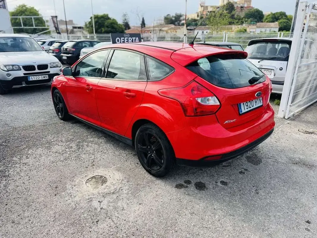 Usado Ford Focus 114 CV (83 kW) 2014 Rojo Utilitario