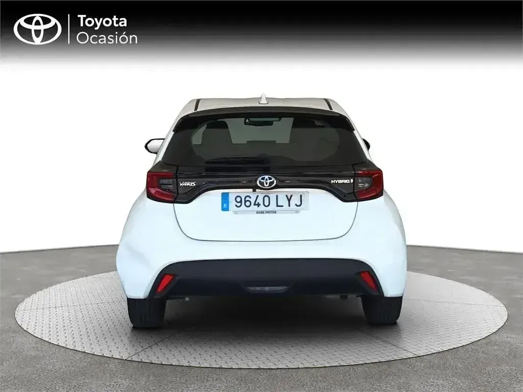 Usado Toyota Yaris Hybrid Active 116 CV (85 kW) 2022 Blanco Monovolumen