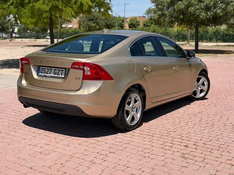 Usado Volvo S60 Kinetic 163 CV (119 kW) 2010 Beige Berlina