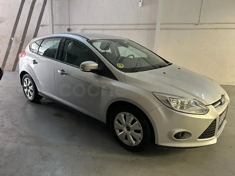 Usado Ford Focus Trend 115 CV (84 kW) 2013 Gris / plata Berlina