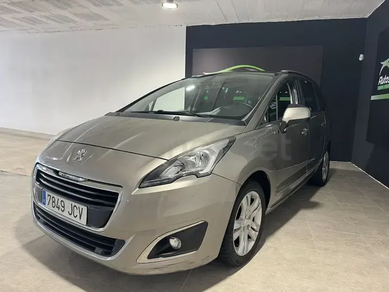 Usado Peugeot 5008 Access 120 CV (88 kW) 2015 Beige Monovolumen
