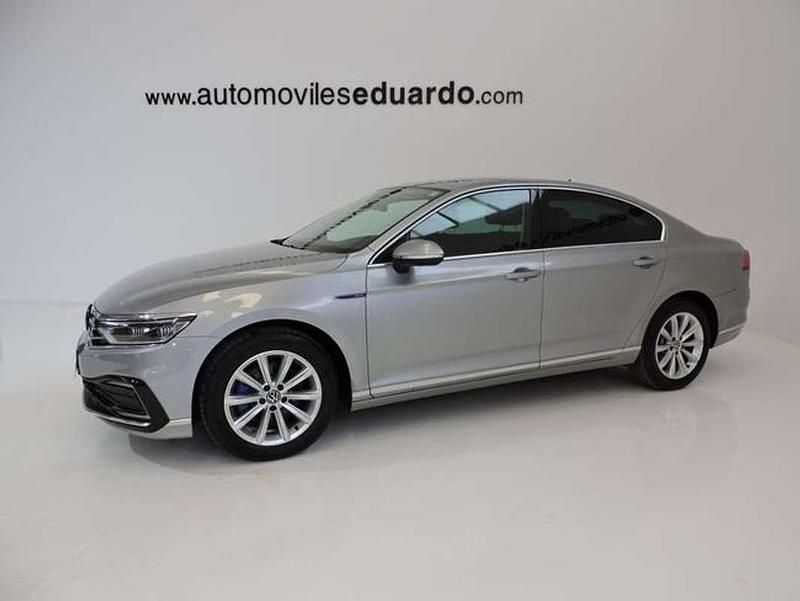 Plateado Usado 2021 VW Passat Business Berlina | 17.800 € (Precio justo) - Imagen 1/4