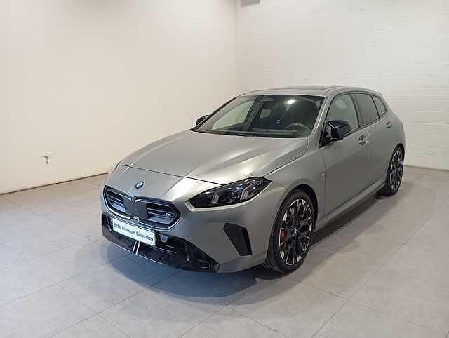 Gris Usado 2024 BMW M135 Comfort Edition Utilitario | 57.890 € (Precio justo) - Imagen 1/4
