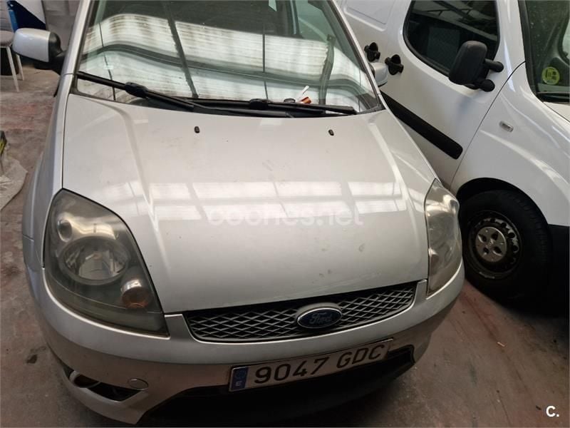 Gris / plata Usado 2008 Ford Fiesta Futura Utilitario | 2500 € (Precio justo) - Imagen 1/4