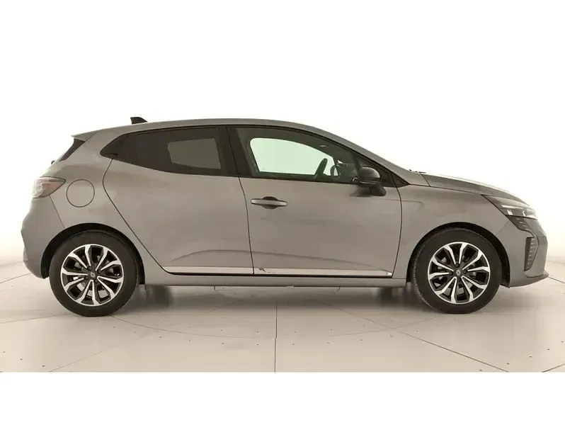 Usado Renault Clio V Techno 100 CV (73 kW) 2025 Gris / plata Berlina