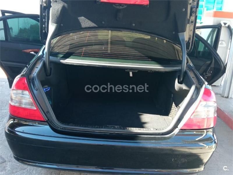 Usado Mercedes E200 Classic 136 CV (100 kW) 2008 Negro Berlina