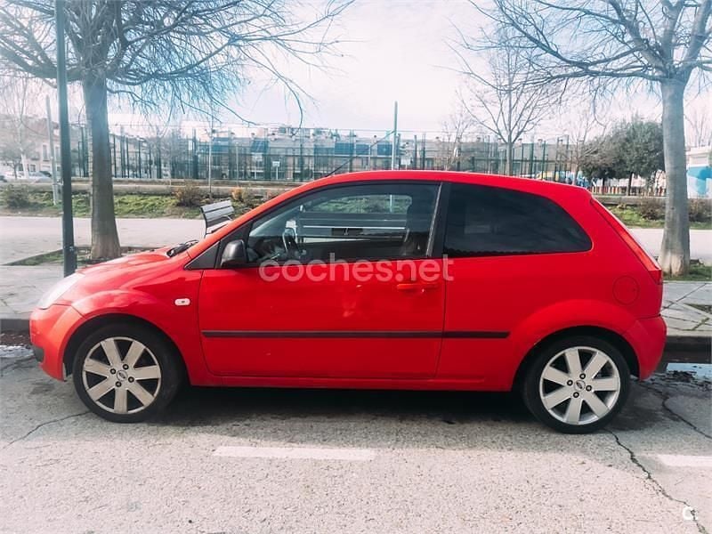 Usado Ford Fiesta 90 CV (66 kW) 2005 Rojo Coupe