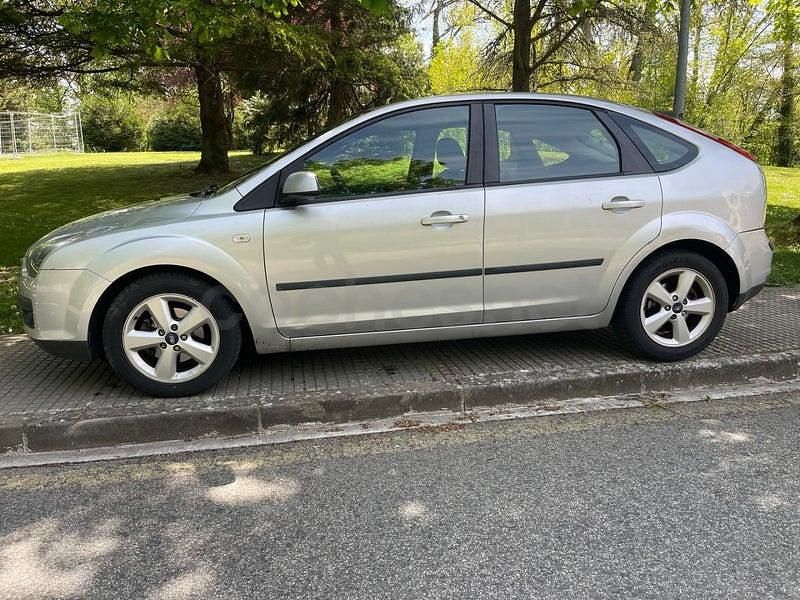 Usado Ford Focus Ghia 100 CV (73 kW) 2005 Gris / plata Berlina