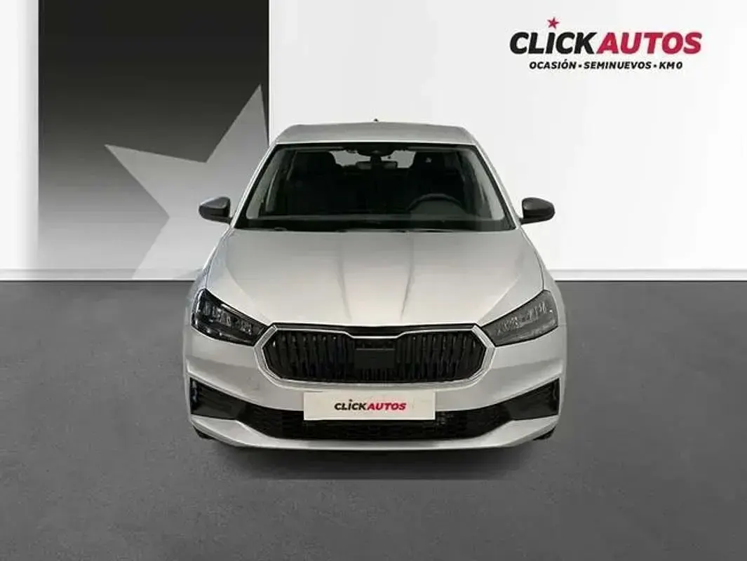 Usado Skoda Fabia Essence 95 CV (69 kW) 2025 Plateado Utilitario