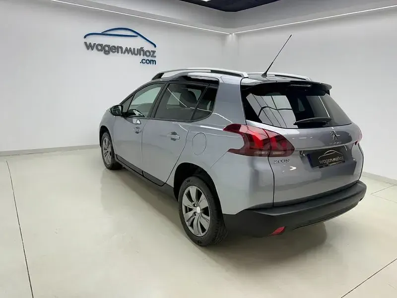 Usado Peugeot 2008 Style 100 CV (73 kW) 2017 Gris / plata SUV
