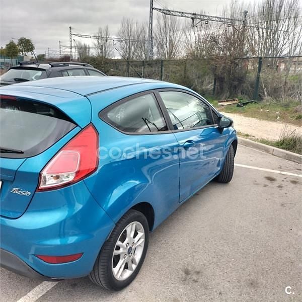 Usado Ford Fiesta Trend 100 CV (73 kW) 2014 Azul Utilitario