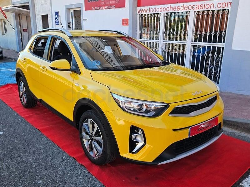 Usado Kia Stonic 100 CV (73 kW) 2022 Amarillo SUV