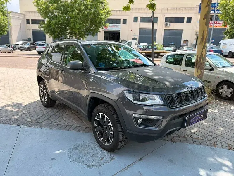 Usado Jeep Compass Limited 190 CV (139 kW) 2021 Gris / plata SUV