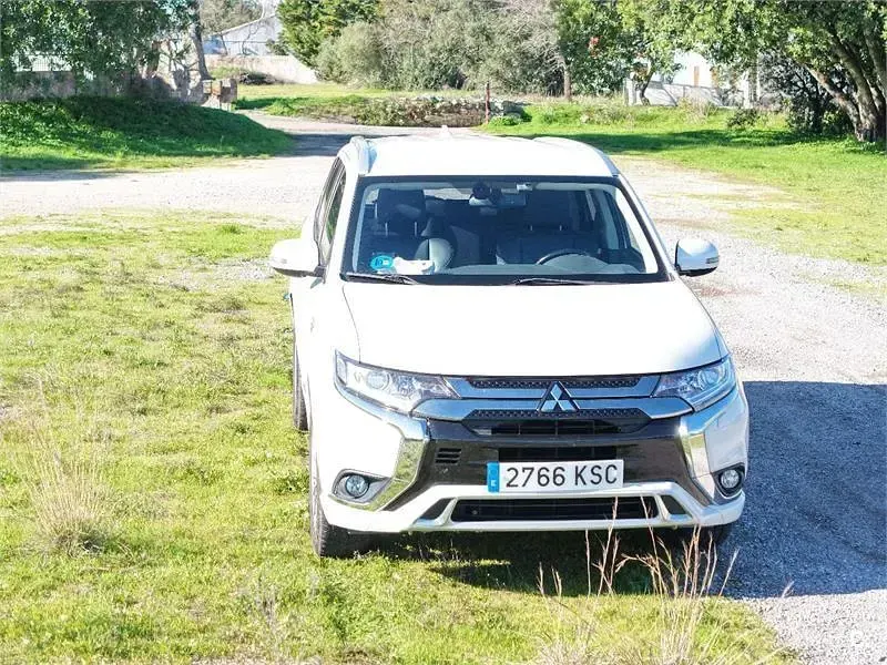 Usado Mitsubishi Outlander P-HEV Motion 224 CV (164 kW) 2018 Blanco SUV