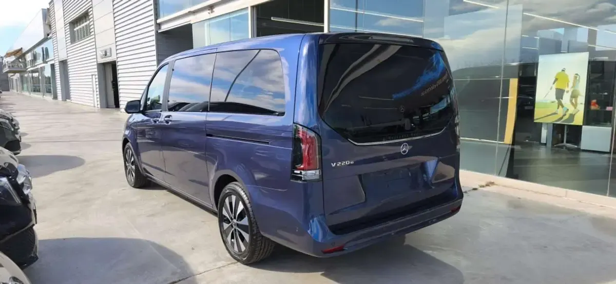 Nuevo Mercedes V220 Style 163 CV (119 kW) 2026 Azul Monovolumen