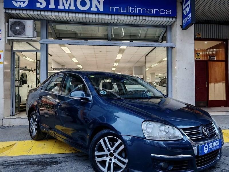 Verde Usado 2007 VW Jetta Advance Berlina | 2990 € - Imagen 1/4