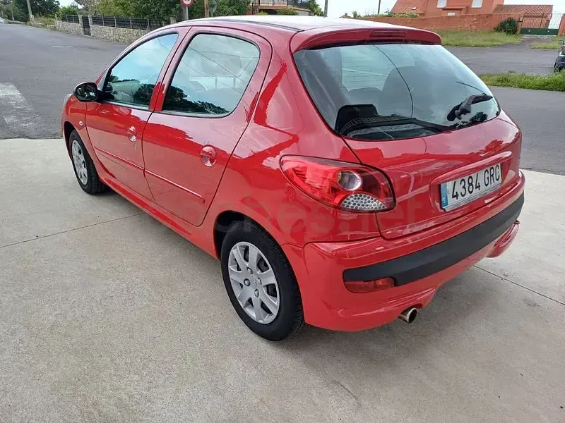Usado Peugeot 206 75 CV (55 kW) 2009 Rojo Berlina