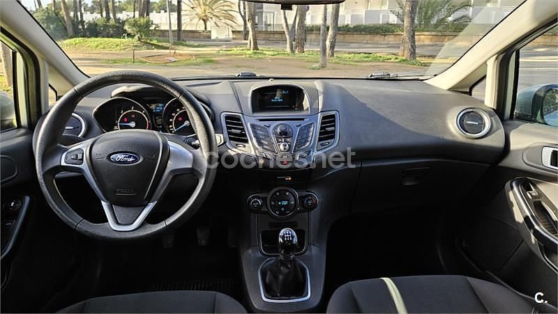 Usado Ford Fiesta Trend 75 CV (55 kW) 2015 Gris / plata Berlina