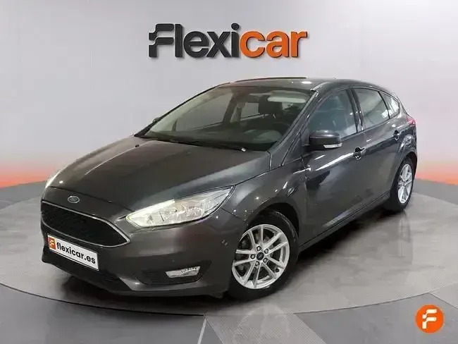 Usado Ford Focus Trend 100 CV (73 kW) 2017 Gris Berlina