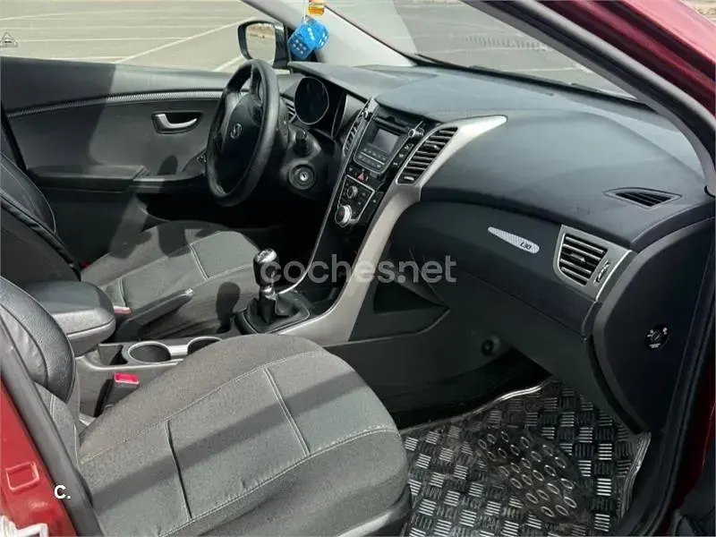 Usado Hyundai i30 100 CV (73 kW) 2015 Granate Berlina