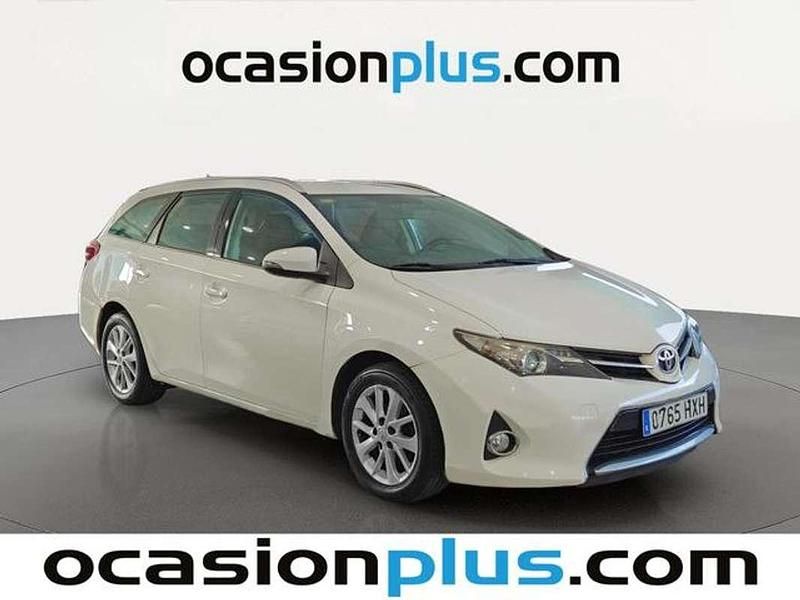 Usado Toyota Auris Touring Sports Active 132 CV (97 kW) 2014 Blanco Familiar