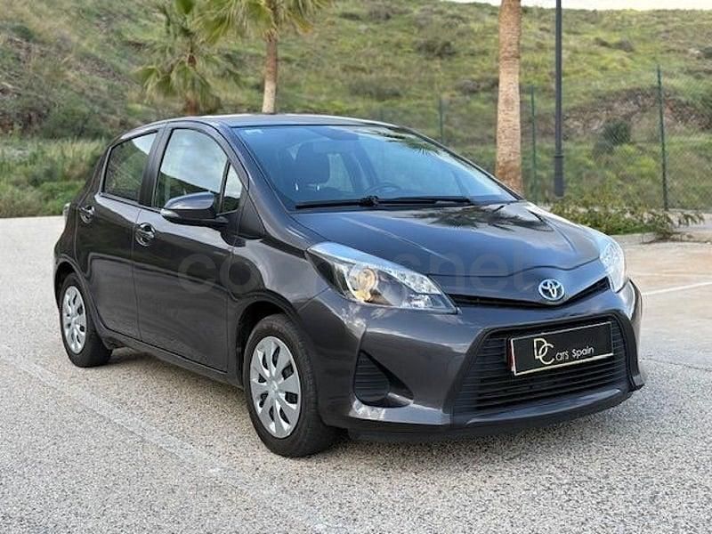 Usado Toyota Yaris Hybrid Advance 100 CV (73 kW) 2013 Gris / plata Berlina