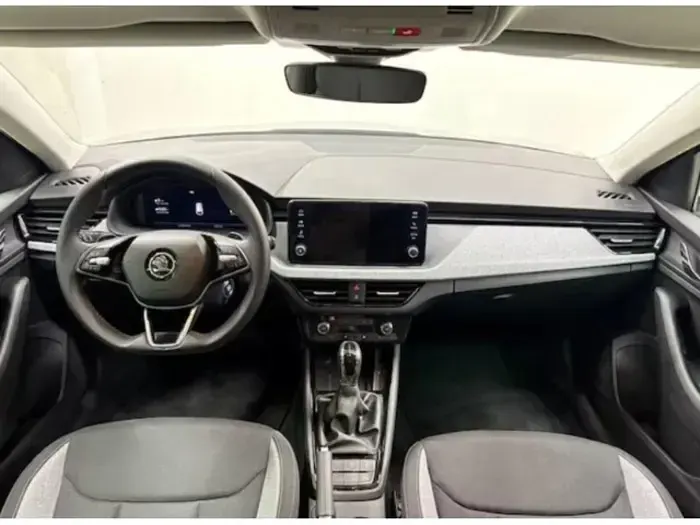 Usado Skoda Scala Selection 115 CV (84 kW) 2025 Gris oscuro Utilitario
