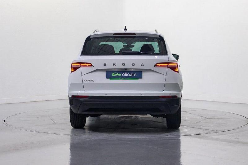 Usado Skoda Karoq Ambition 110 CV (80 kW) 2022 Blanco SUV
