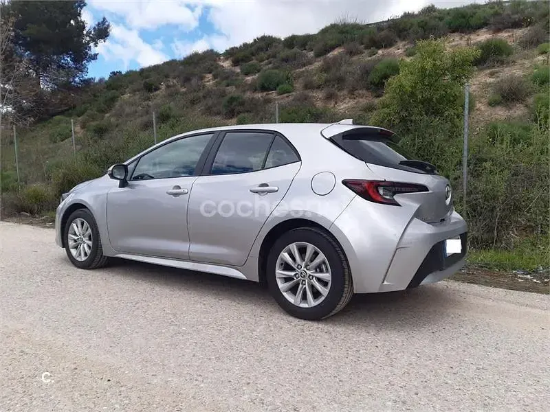 Usado Toyota Corolla Active 140 CV (102 kW) 2025 Gris / plata Berlina