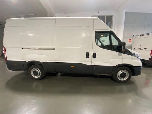 Usado Iveco Daily 120 CV (88 kW) 2022 Blanco Berlina