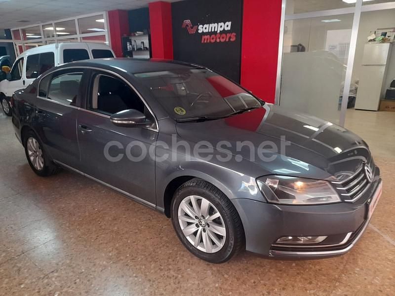 Gris / plata Usado 2011 VW Passat Berlina | 7990 € (Precio justo) - Imagen 1/4