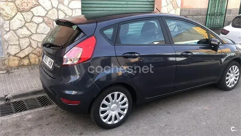 Usado Ford Fiesta Trend 82 CV (60 kW) 2014 Gris / plata Utilitario