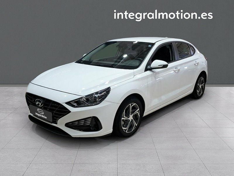 Blanco Usado 2021 Hyundai i30 Berlina | 15.900 € (Buen precio) - Imagen 1/4
