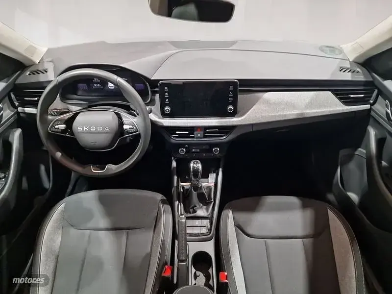 Usado Skoda Kamiq Selection 150 CV (110 kW) 2025 Gris / plateado SUV