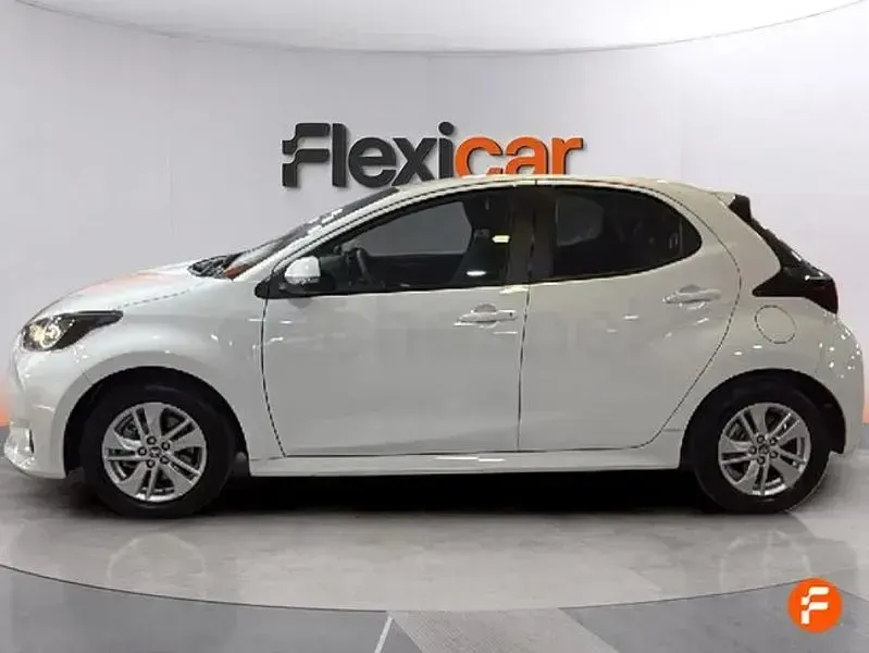 Usado Toyota Yaris Hybrid Active 116 CV (85 kW) 2022 Blanco Berlina