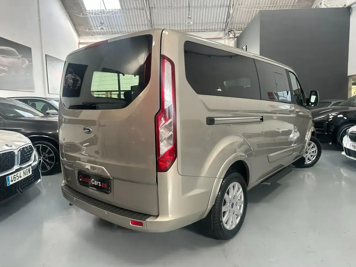 Usado Ford Tourneo Custom Titanium 170 CV (125 kW) 2017 Beige Van
