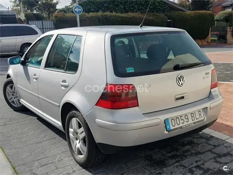 Usado VW Golf IV Highline 115 CV (84 kW) 2001 Gris / plata Berlina