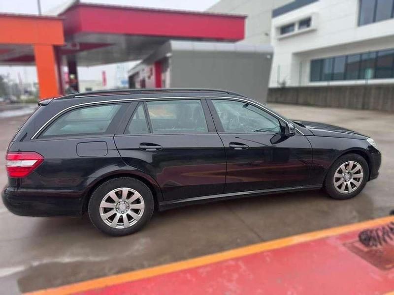 Usado Mercedes E220 Elegance 170 CV (125 kW) 2011 Negro Familiar