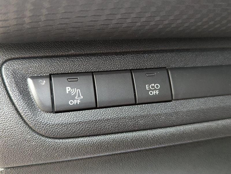 Usado Peugeot 208 Signature Sky 100 CV (73 kW) 2019 Blanco Utilitario