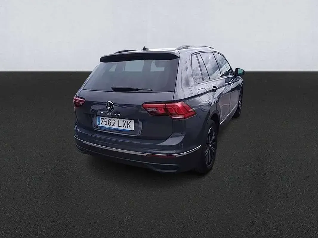 Usado VW Tiguan Life 150 CV (110 kW) 2022 Gris / plata SUV