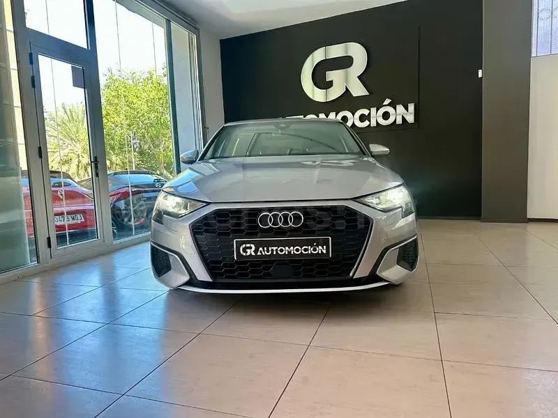 Usado Audi A3 110 CV (80 kW) 2021 Gris / plata Berlina