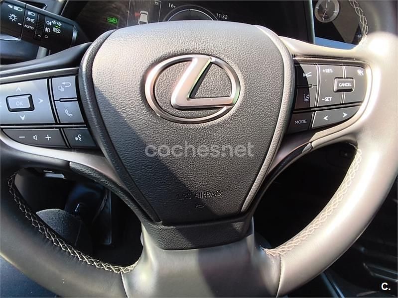 Usado Lexus UX 184 CV (135 kW) 2022 Gris / plata SUV