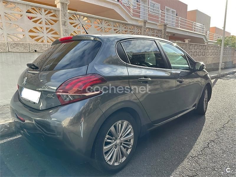 Usado Peugeot 208 Style 82 CV (60 kW) 2017 Gris / plata Utilitario