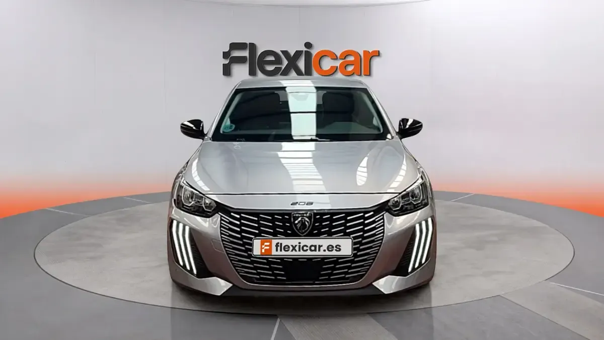 Usado Peugeot 208 Allure 101 CV (74 kW) 2025 Gris Utilitario